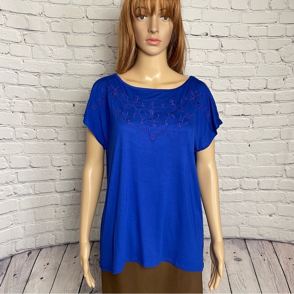 NWT New Cable & Gauge Blue Short Sleeve Embroidered Top Size M